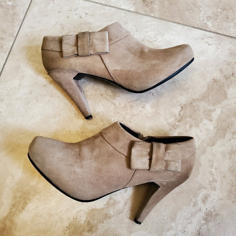 Me Too women's suede shoes. Size 7.5M